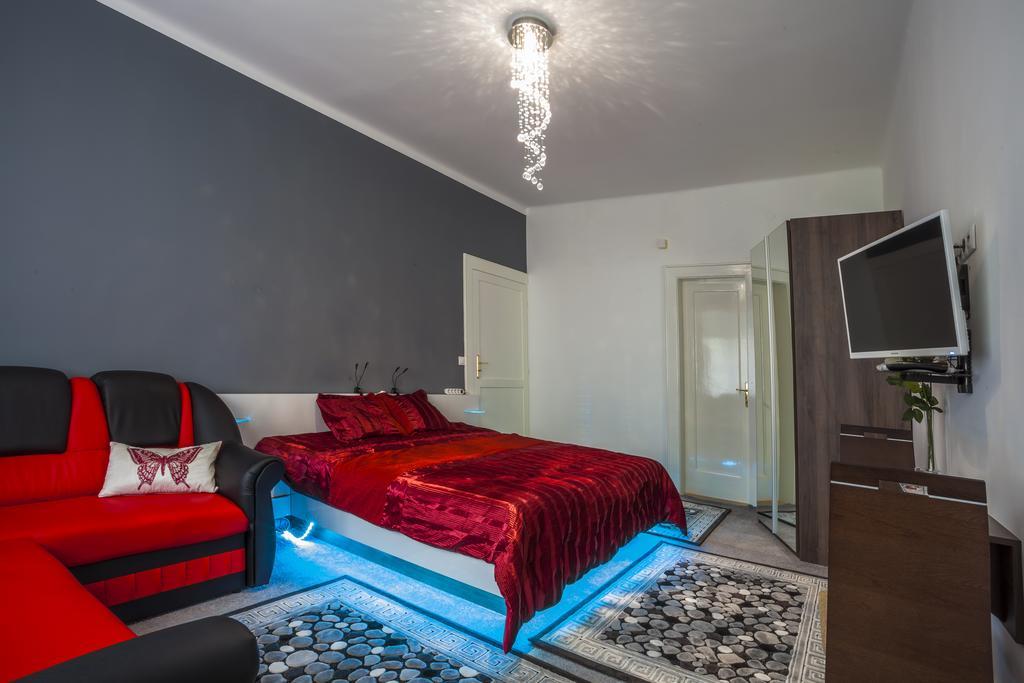 Luxury Air-Conditioned Rooms In Old Town Pressburg Exterior foto