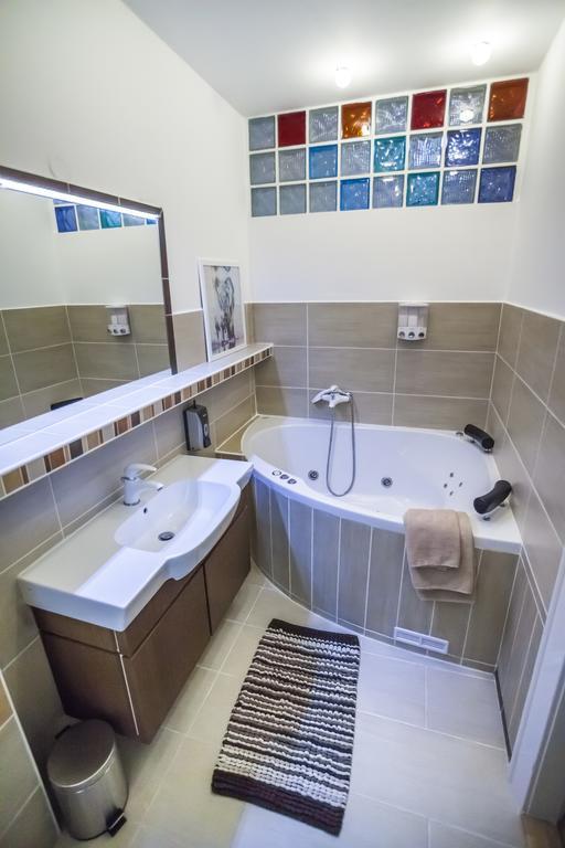 Luxury Air-Conditioned Rooms In Old Town Pressburg Exterior foto